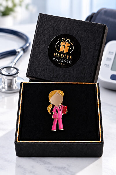 PULİNİN DÜKKANI Kadın Doktor Figürlü Gold Detaylı Broş – Hekime ve Sağlık Çal...