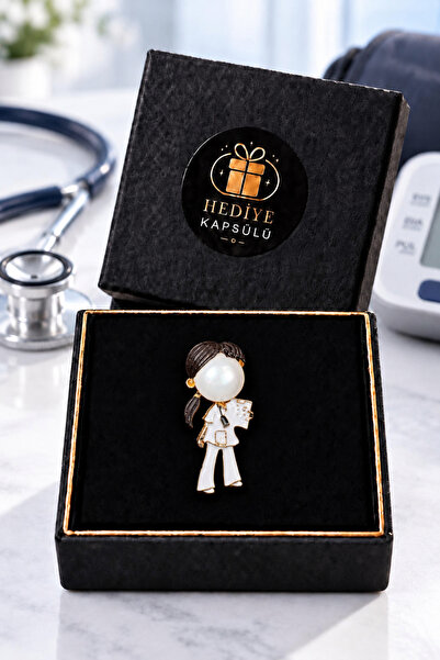 PULİNİN DÜKKANI Kadın Doktor Figürlü Gold Detaylı Broş – Hekime ve Sağlık Çal...