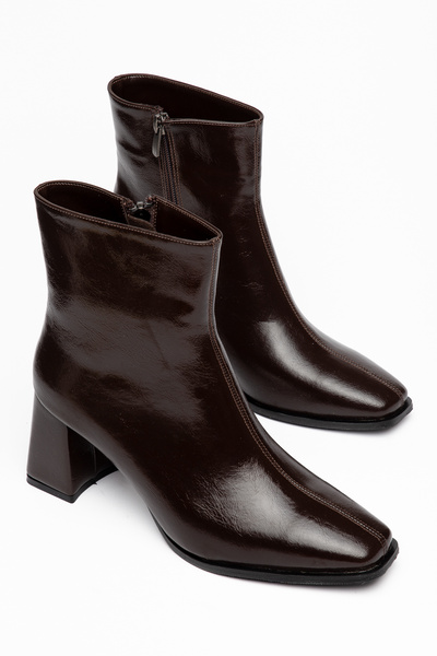 HCO SHOES Women's Boots with Zipper Detail and Thick Heels