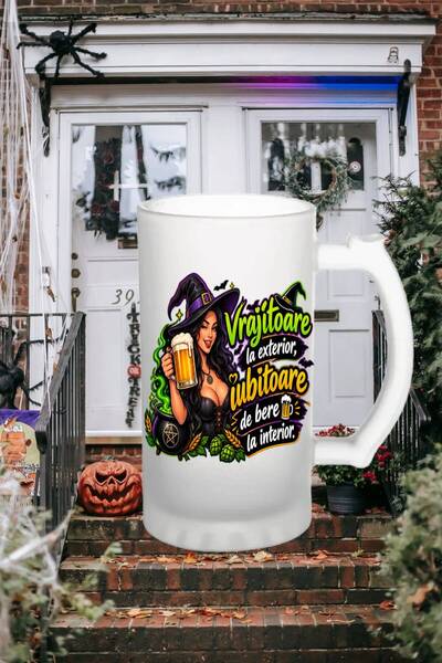 Arka9 Halbă de bere personalizată Halloween – „Vrăjitoare la exterior, iubito...