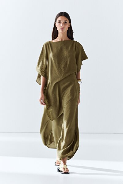 Massimo Dutti Pelerin tasarımlı dökümlü total look üst