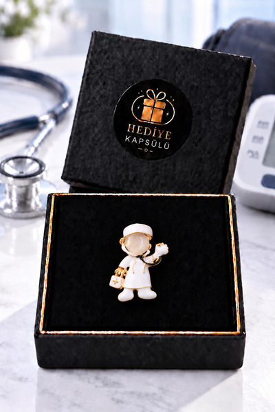 PULİNİN DÜKKANI Stetoskoplu Doktor Figürlü Broş – Hekime ve Tıp Öğrencisine Ö...
