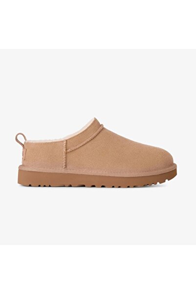 UGG حذاء نسائي كلاسيكي مايكرو باللون البيج 1173891-SAND