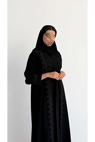 AYA MWT2084 - عباية سوداء بتطريز وكسرات ناعمة