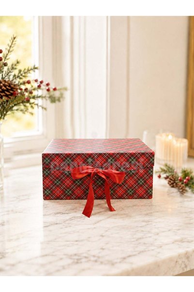 Parti Adresi Yılbaşı Temalı Ekose Hediye Kutusu – Kırmızı Kurdeleli Dekoratif Kutu 24x17x10 cm