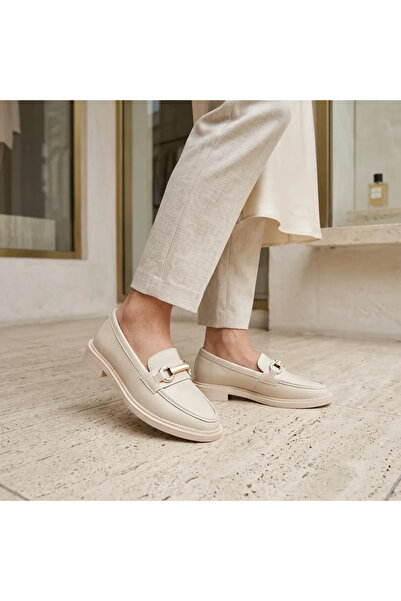 Kadın Krem Tokalı Klasik Loafer Ayakkabı – Şık ve Günlük Comfort Model