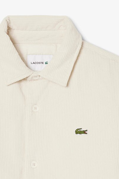 Lacoste قميص كتان رجالي بقصة مريحة وأزرار أمامية، قميص خارجي رجالي مخملي بقصة مريحة، لون كريمي