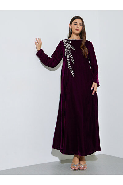 Amirah By Styli جلابية مخملية بنفسجية بأكمام طويلة مع تطريز يدوي دقيق