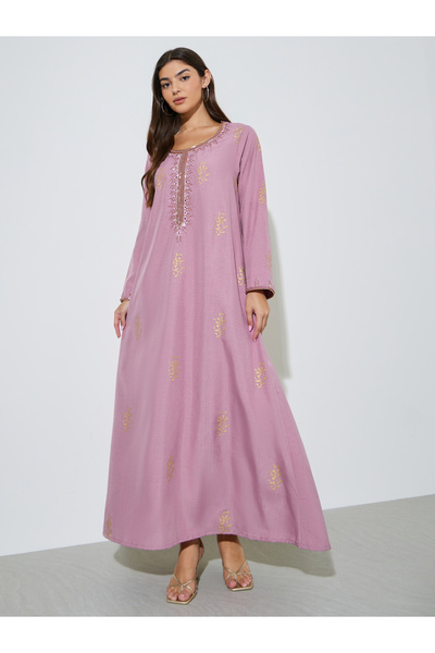 Amirah By Styli جلابية وردية بأكمام طويلة وياقة مستديرة مع تطريز ذهبي