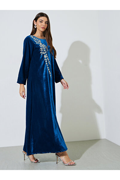 Amirah By Styli جلابية مخملية زرقاء بأكمام طويلة مع تطريز يدوي دقيق