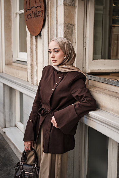LOCCO سترة نسائية ذات ياقة متماثلة وتفاصيل أزرار ذهبية غير متماثلة باللون البني