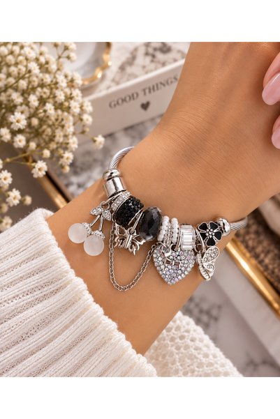 Siyah Beyaz Charm Kadın Bileklik – Kelebek, Kalp ve Çiçek Detaylı Gümüş Renk