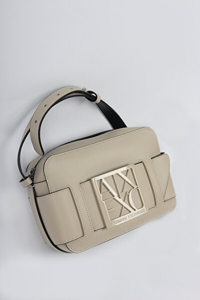 Armani Exchange حقيبة كتف نسائية باللون البيج1 مع شعار العلامة التجارية وحزام...