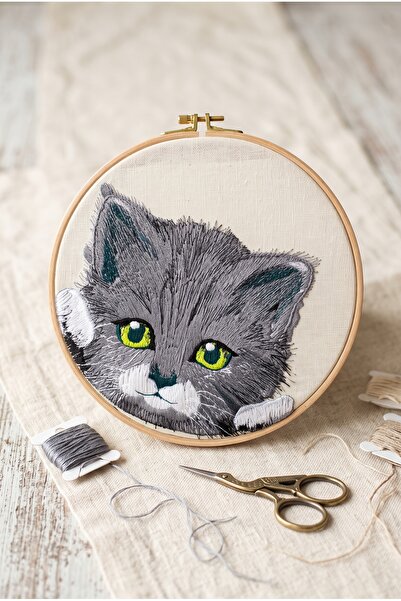 Sevimli Gri Kedi Yavrusu Desenli Doğal Dokulu Ahşap Kasnak Nakış Tablo Duvar Dekoru