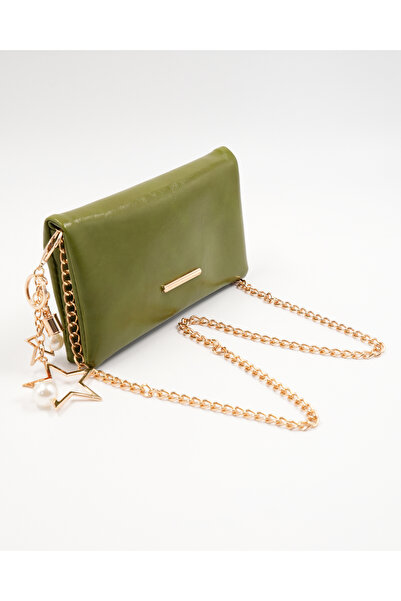 lalettobags Γυναικεία τσάντα clutch με λουράκι αλυσίδας και λεπτομέρεια charm
