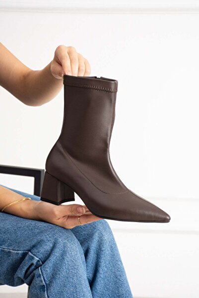 dabab shoes حذاء بوتي نسائي من BEGA بلون بني حارق وجلد مطاطي ومقدمة مدببة وسح...