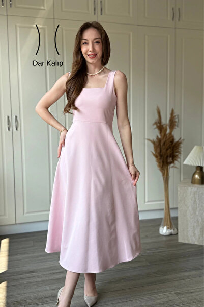 Dilay Gökoğlu Butik Askılı Zarif Kare Yaka Midi Kloş Pembe Elbise