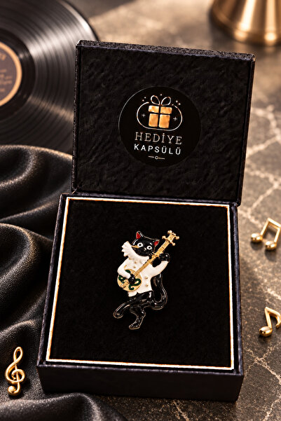 PULİNİN DÜKKANI Gitar Çalan Kedi Figürlü Renkli Gold Detaylı Kadın Broş