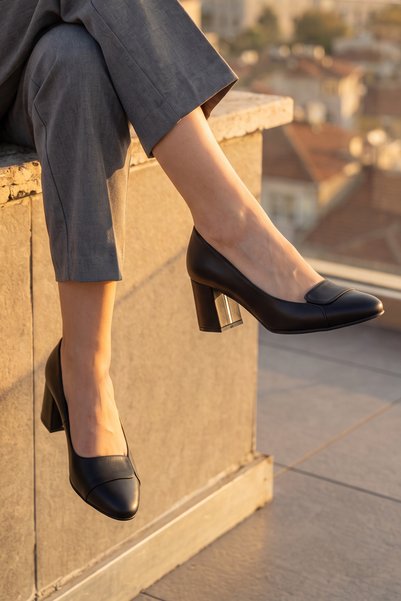 SAYL Black Genuine Leather Thick Heel Classic Women's Shoes