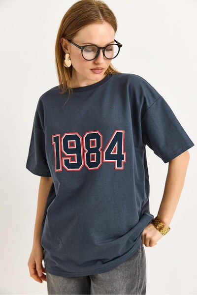 Juuuj Tricou imprimat din bumbac afumat, cu textură, cu guler rotund, cu umer...