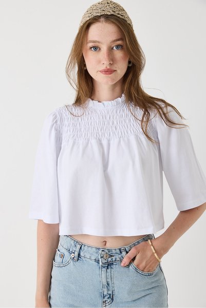 Juuuj White Crew Neck Short Sleeve Crop Form Blouse with Pleated Detail on th...