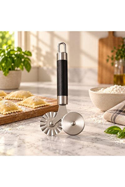 Queen’s Kitchen سكين تقطيع العجين/البيتزا ذو الرأسين باللون الأسود