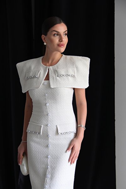 Julidress فستان ماكسي بتفاصيل مطرزة وتصميم بوليرو من التويد الأبيض