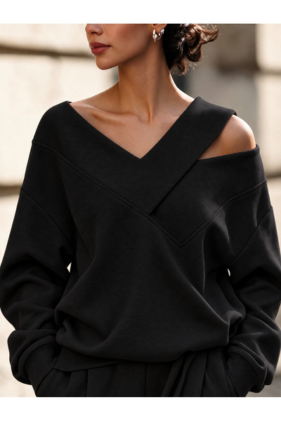 Afri Siyah Kadın Omuz Dekolteli V Yaka Oversize Sweatshirt – Çapraz Yaka Deta...
