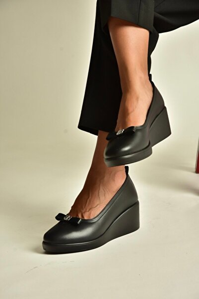 Fox Shoes Z555290403 حذاء نسائي من الجلد الطبيعي باللون الأسود