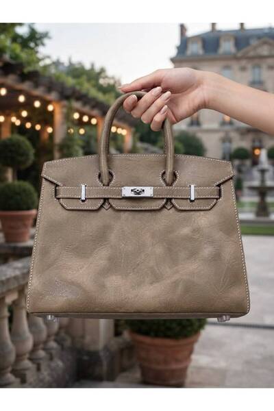 genric 30cm Elegant Women's Shoulder Bag or Handbag with Accessories Made of ...