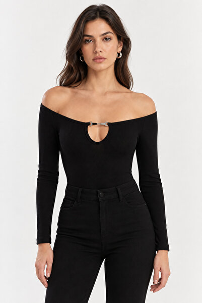 Kadın Siyah Kayık Yaka Aksesuar Detaylı Dekolteli Uzun Kollu Slim Fit Bluz
