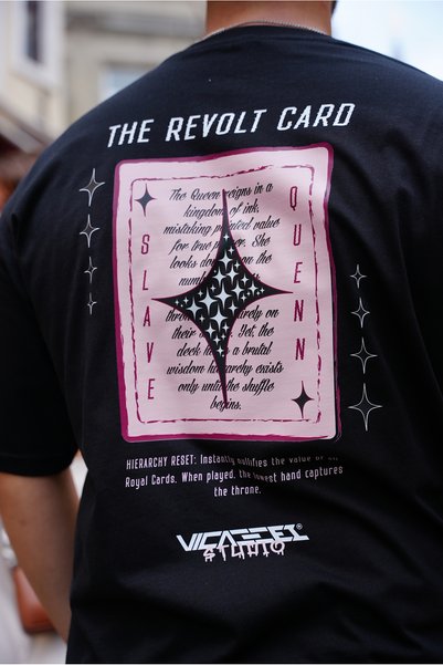 Unisex Erkek/Kadın Siyah Regular Fit Baskılı 'The Revolt Card' Tişört