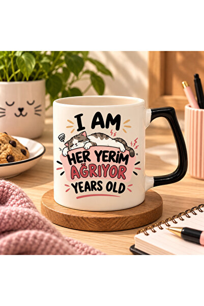 I am Her Yerim Ağrıyor Yazılı Komik Kedili Siyah Kulplu Seramik Kupa - Eğlenceli Hediyelik Bardak