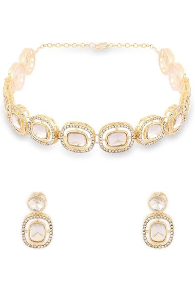 ZAVERI PEARLS طقم قلادة وأقراط ذهبية اللون مرصعة بالألماس النمساوي والأحجار ا...