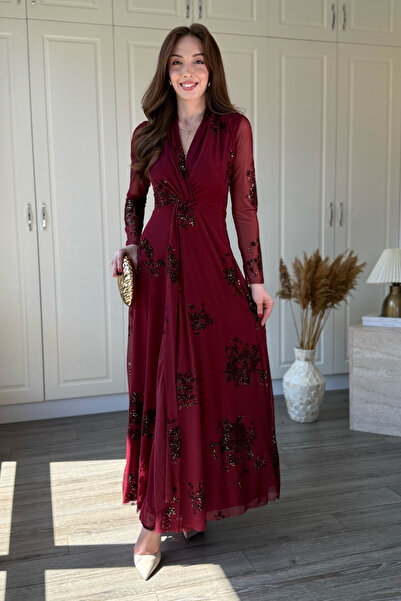 Dilay Gökoğlu Butik فستان طويل من التول اللامع باللون العنابي مع ياقة مزدوجة ...