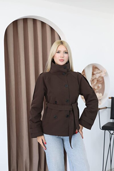 Moda Palmiss معطف نسائي طويل بياقة عالية وتفاصيل واقية من الرياح من الخلف، مع...