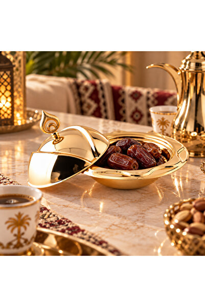 Dania صحن ضيافة وتمـر ذهبي فاخر بغطاء أنيق – مقاس 17 سم | فخامة تليق بضيافتك ✨💛