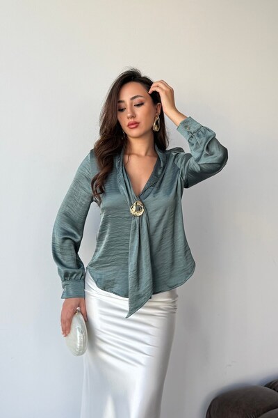 Serica Moda Χακί Μπλούζα με Γιακά Σάλι και Λεπτομέρεια Χρυσής Καρφίτσας