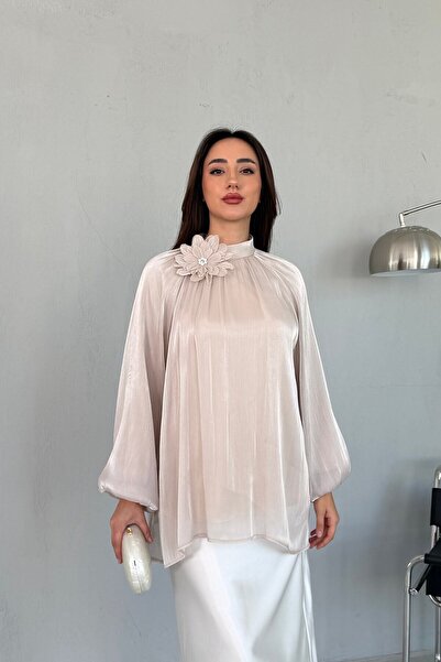 Serica Moda Μπλούζα από σιφόν με πιέτες και λεπτομέρεια λουλουδιών σε σχήμα π...