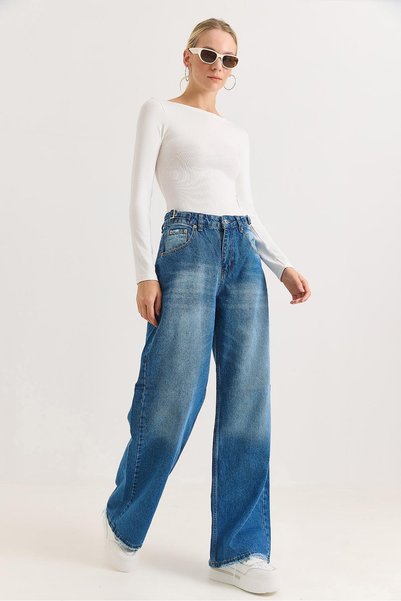 Juuuj Blugi din denim albastru, cu talie înaltă, croială lejeră, cu detaliu cu cataramă laterală și buzunare, croială confortabilă.