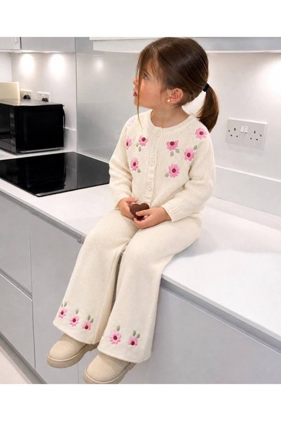 coconart Kız Çocuk Pembe Çiçek İşlemeli Krem Triko Hırka ve Pantolon İkili Takım