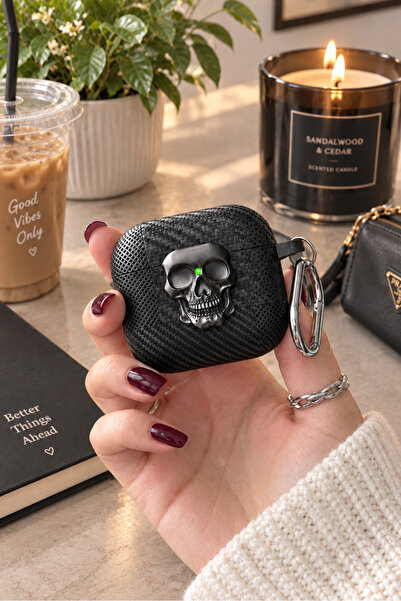 daystar Sadece Apple AirPods 4. Nesil ve 5. Nesil ile Uyumlu Karbon Fiber Polymer Kuru Kafa Tasarımlı Premium Kulaklık Kılıfı