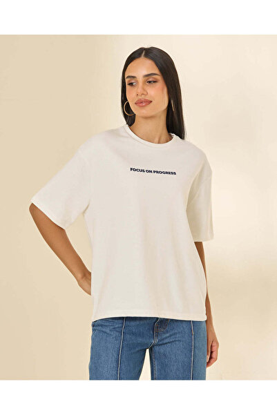 REDTAG سويت شيرت نسائي أبيض بأكمام قصيرة ورسومات جرافيكية