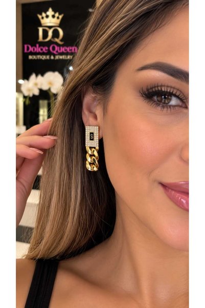DOLCE QUEEN أقراط نسائية من الفولاذ بتفاصيل سلسلة مرصعة بالأحجار اللامعة من X...