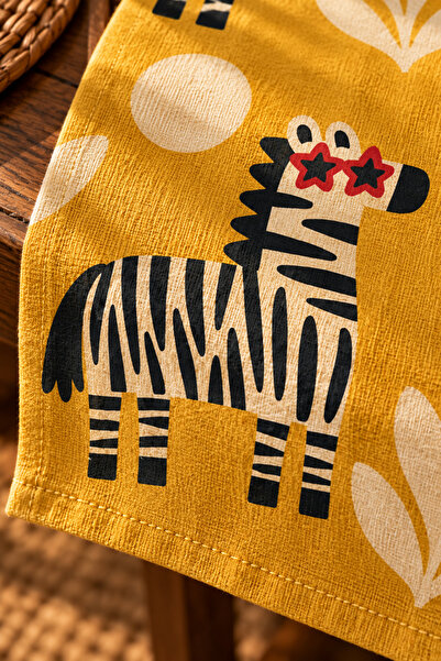SasoHome Wild Muse | Yıldız Gözlüklü Zebra Desenli Hardal Sarısı Dekoratif Masa Runner | Retro Pop Art Tasarım