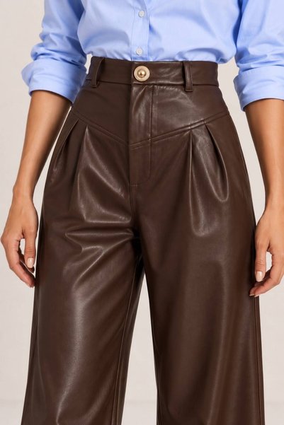 Grenj Fashion Pantaloni maro cu talie înaltă, cu cusături în formă de V și detalii plisate, din piele artificială, cu picior larg