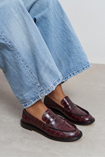 NİŞANTAŞI SHOES Vega Bordo Su Yolu Kroko Deri Penny Bant Detay Düz Taban Kadı...