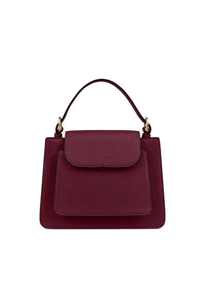 PaG She Has a Beautiful Handbag.