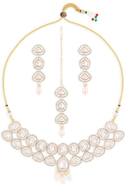 ZAVERI PEARLS طقم مجوهرات ذهبي اللون مع أحجار كريمة نمساوية صناعية وخرز، يتضم...