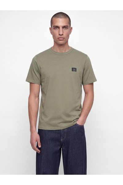 Jack & Jones تي شيرت كاكي جيه سي كليفيلاند ذو ياقة دائرية بتصميم مُرقّع